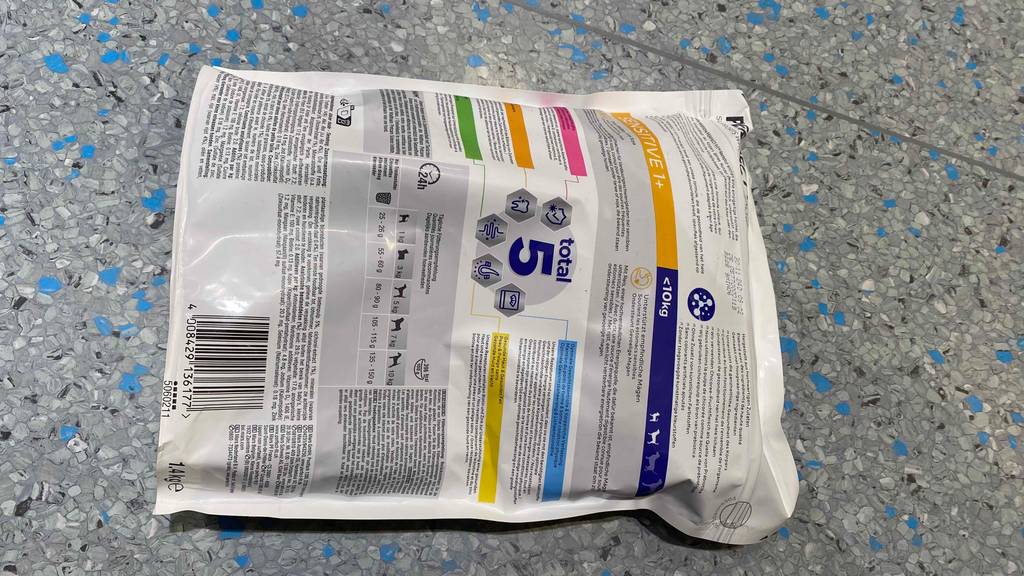 Hundefutter getestet: Packung liegt mit Rückseite nach oben auf Fließenboden