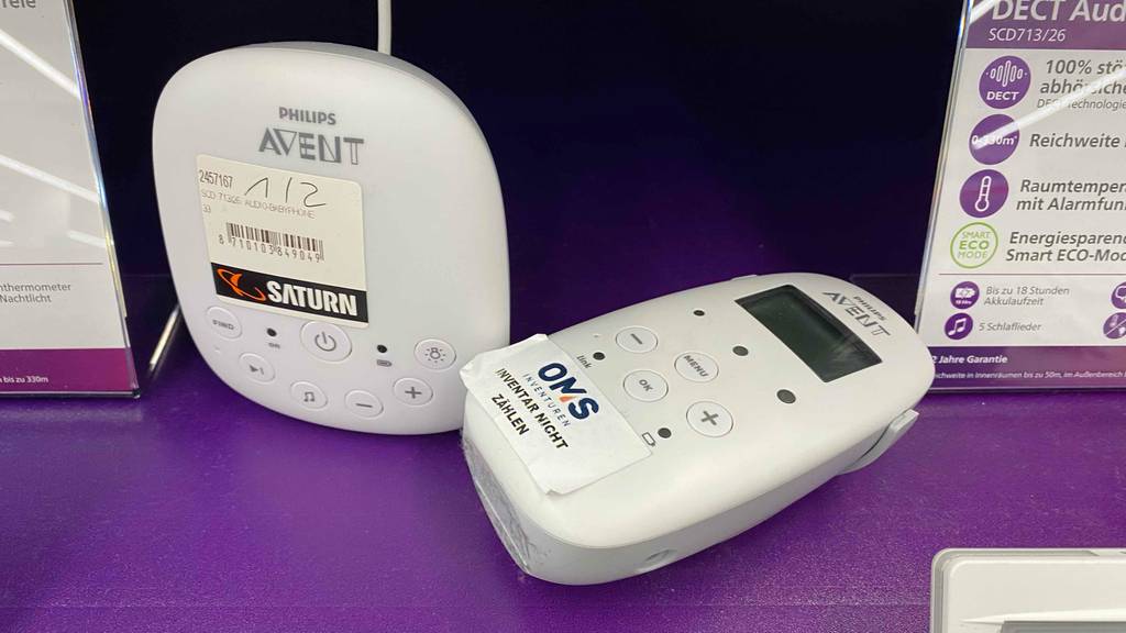 Philips-Avent-Babyphone getestet: Beide Geräte nebeneinander in einem Regal.