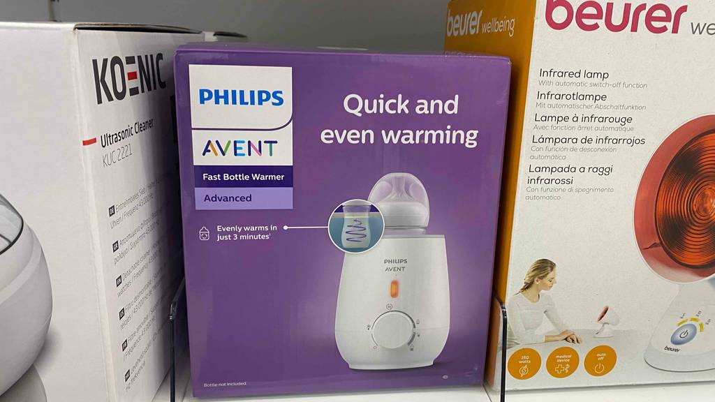 Babynahrungszubereiter getestet: Ein verpacktes Gerät neben anderen Produkten in einem Regal.
