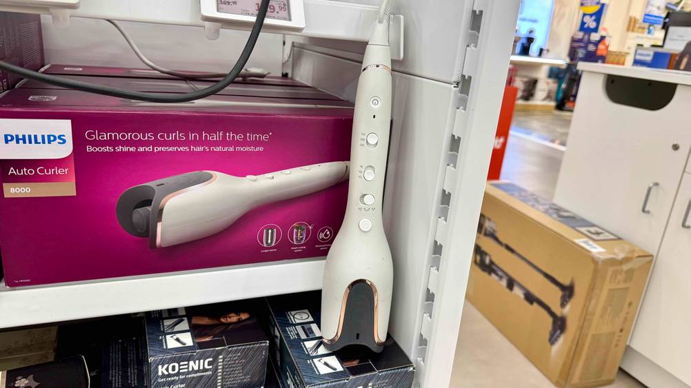 Der getestete Philips-Lockenstab steht vor der entsprechenden Verpackung.
