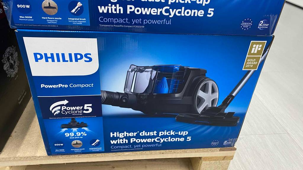 Ein getesteter Philips-Staubsauger in seiner Originalverpackung auf einer Palette.