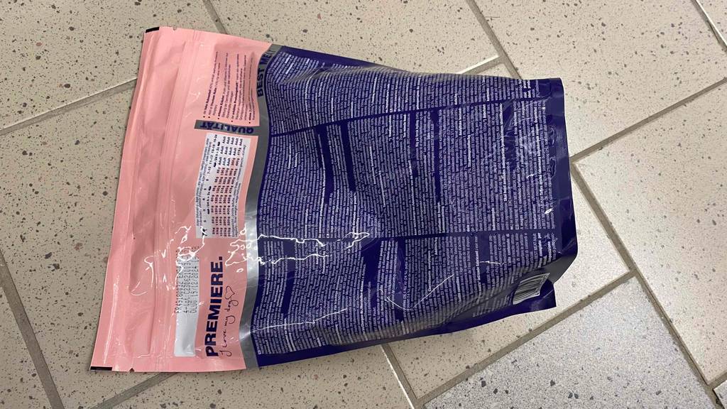 Welpenfutter getestet: Rückseite von Welpenfutter mit Fütterungsempfehlung und anderen Informationen zum Futter.