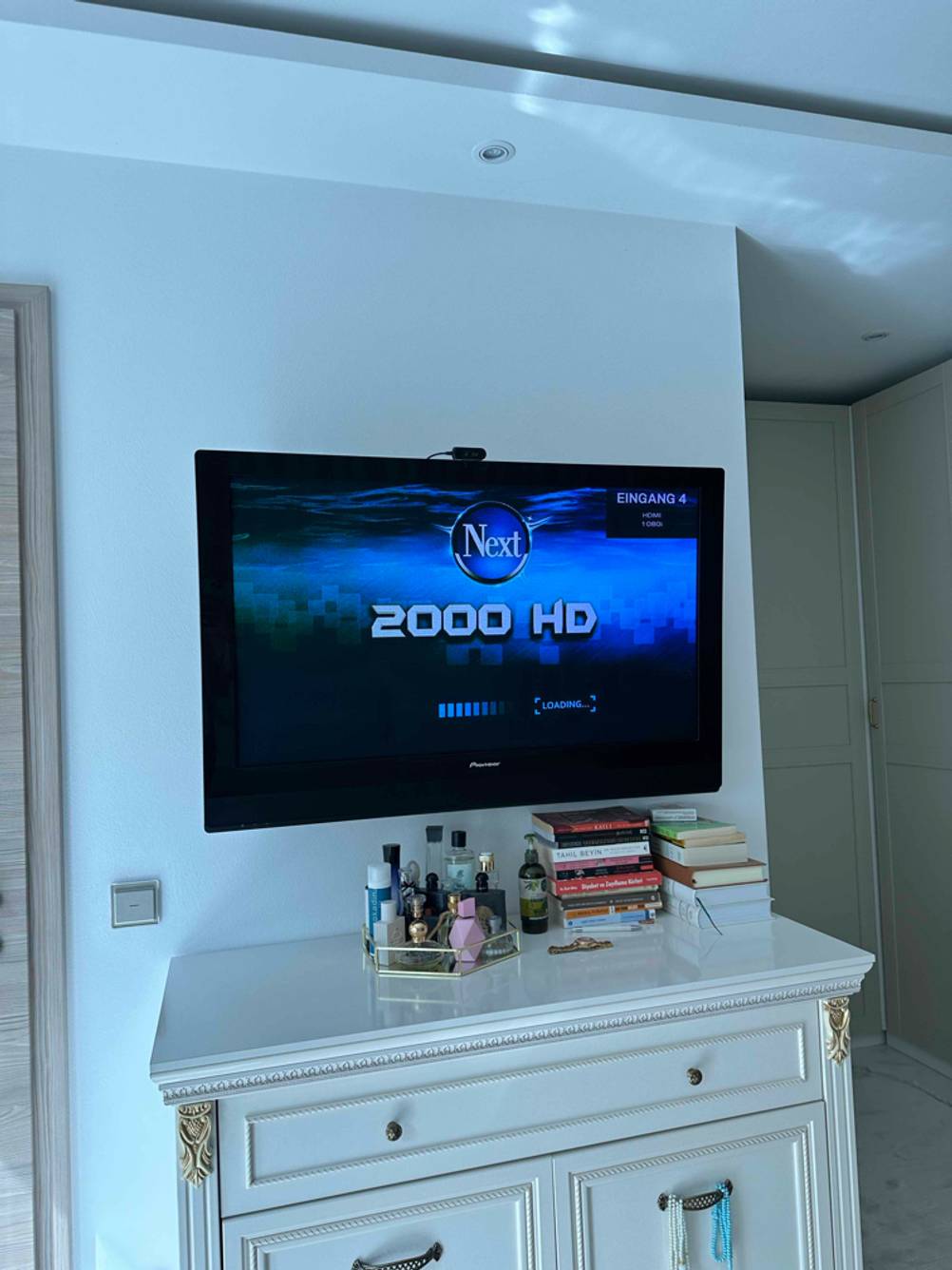 Ein getesteter 49-Zoll-Fernseher im eingeschalteten Zustand.