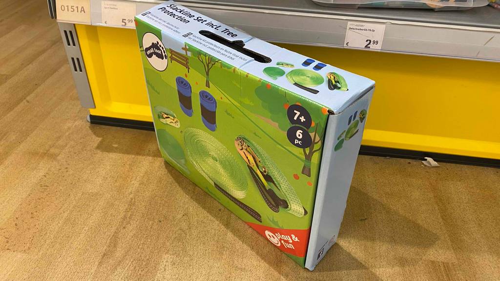 Slackline getestet: Vor einem Regal steht eine verpackte Slackline.