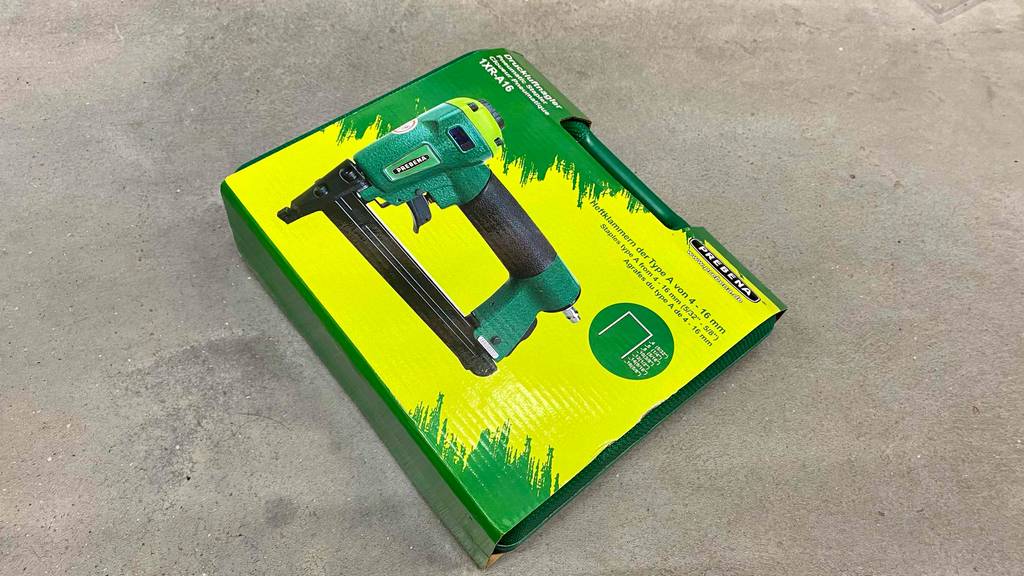 Druckluftnagler im Test: Originalverpackung vom Druckluftnagler liegt auf dem Boden.