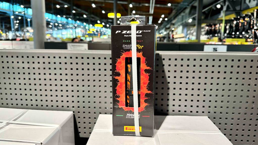 Eine Verpackung mit dem getesteten Rennrad-Reifen (28-622) steht auf einem Regal im Geschäft.