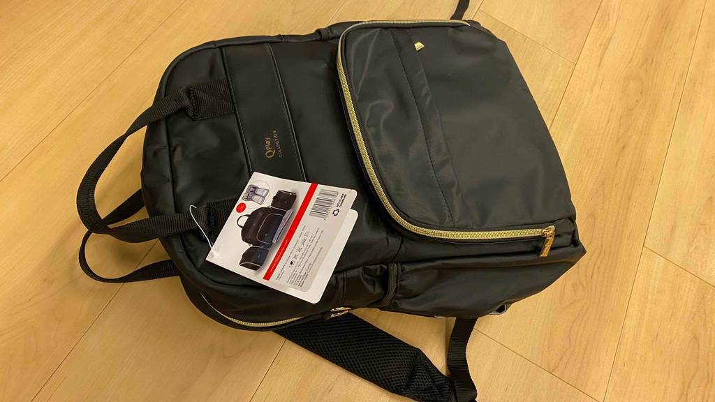 Wickelrucksack getestet: Auf einem Holzboden liegt horizontal ein Wickelrucksack.