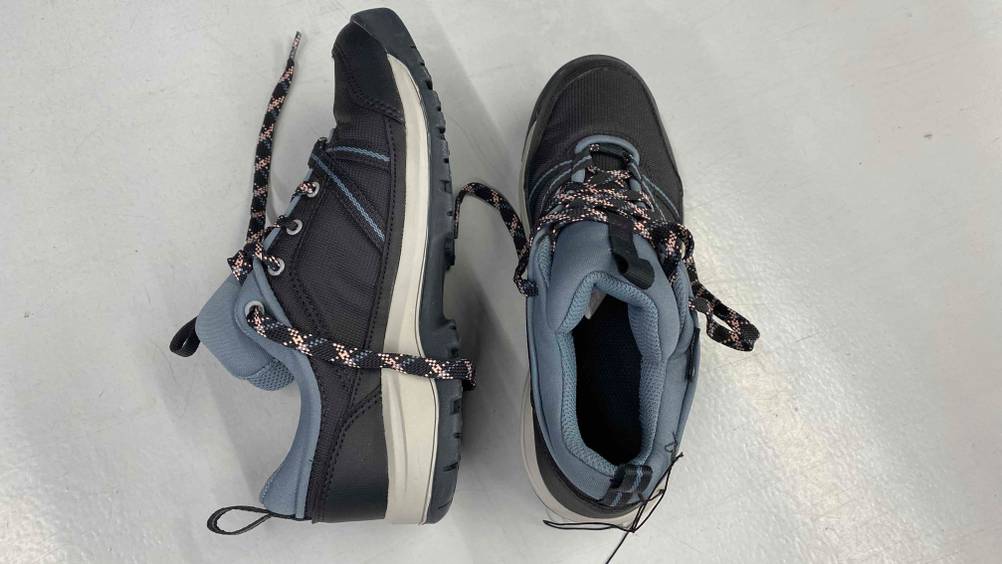 Wasserdichte-Schuhe-Damen-Test: Ein Schuh stehend ein Schuh auf der Seite liegend