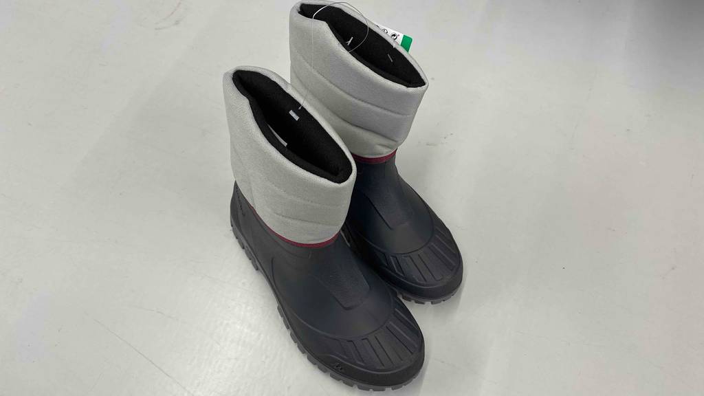 Winter-Gummistiefel-Test: schwarz-graue Winter-Gummistiefel stehen seitlich auf einem Boden.