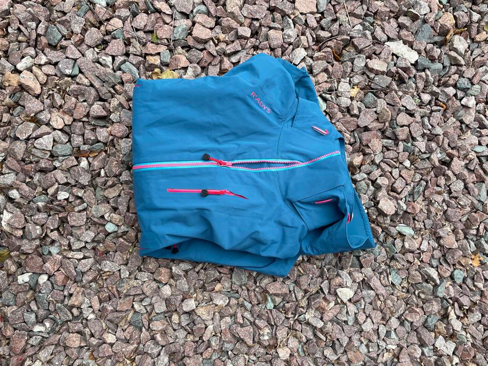 Hardshelljacke-getestet:Eine zusammengefaltete Hardshelljacke, die auf einem Boden liegt.