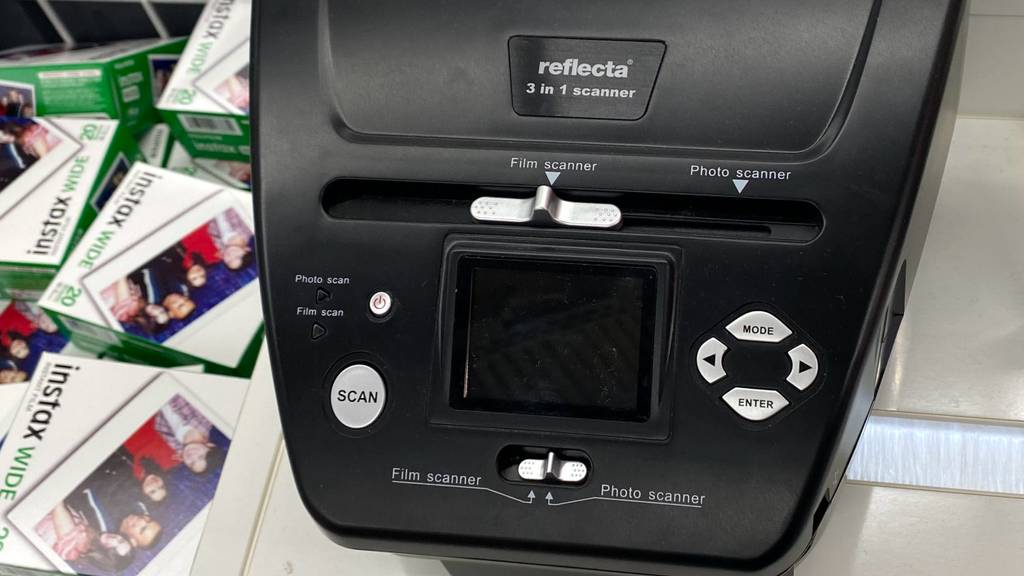Bedienelemente eines getesteten Fotoscanners im Fokus.