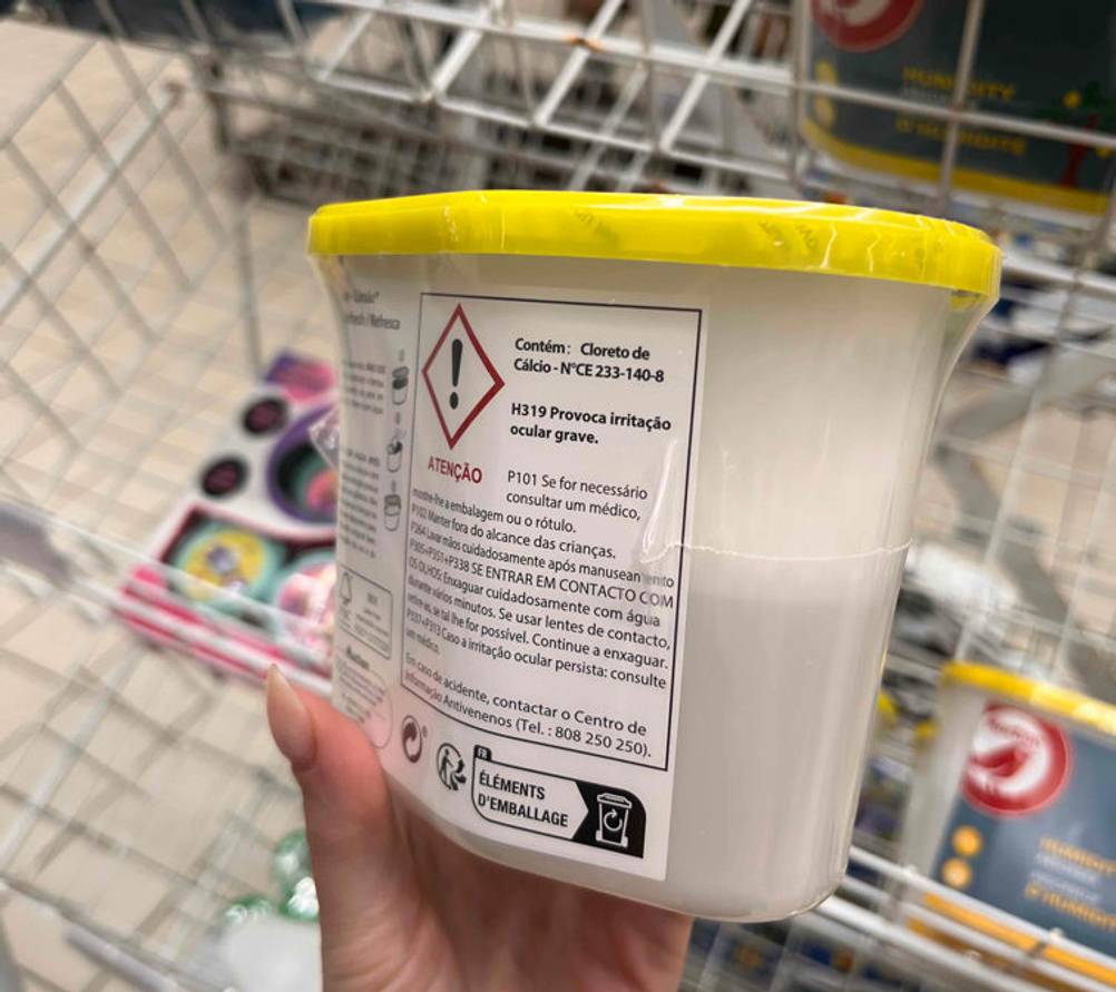 Mini-Luftfeuchter im Test: Verpackung von Luftfeuchter wird in der Hand gehalten mit der Rückseite ersichtlich.