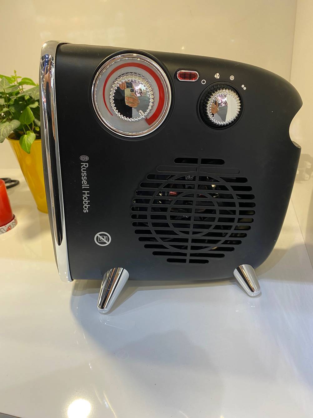 Eine getestete Elektroheizung von der Seite auf einer hellen Oberfläche.
