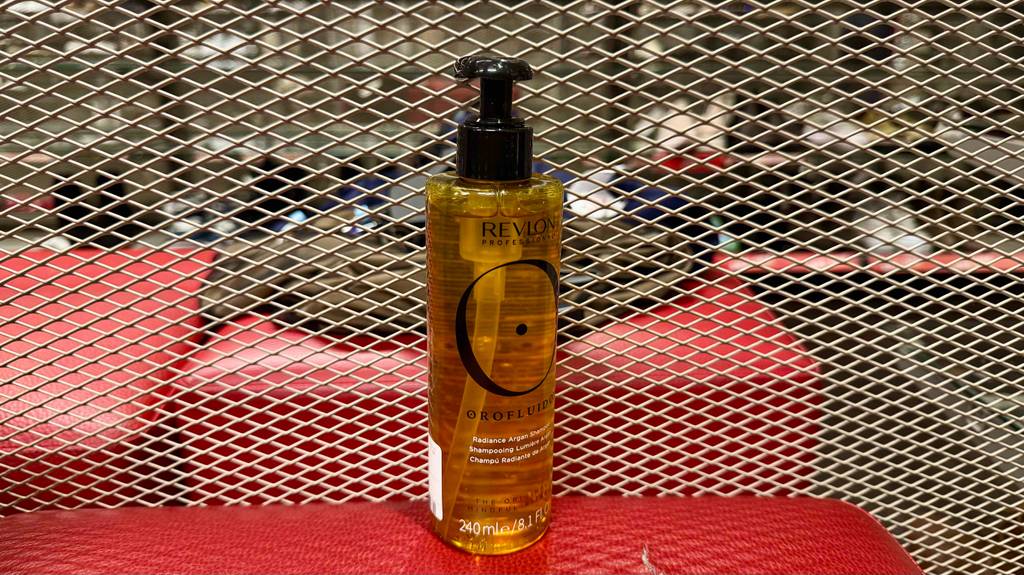 Das getestete Revlon-Shampoo steht vor einem Gitter in einem Geschäft.