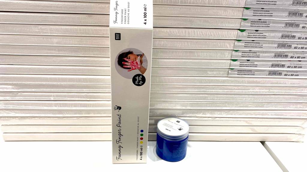 Fingerfarben-Test: Verpackung Fingerfarben mit vier Farben darin steht neben der blauen Farbe Fingerfarben.