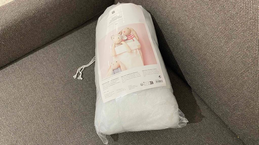 Füllwatte getestet: weiße Füllwatte liegt auf einer grauen Sitzfläche.