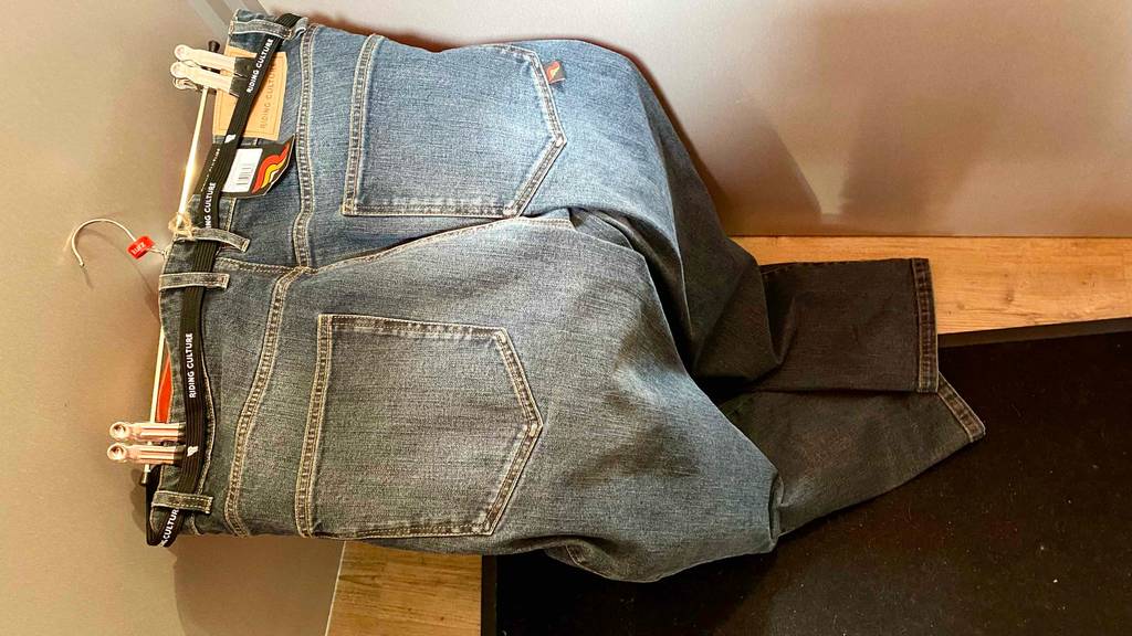 Motorradjeans im Test: eine Motorradjeans ist auf einem Bügel befestigt und liegt auf einer Erhöhung mit Blick auf die Hintertaschen.