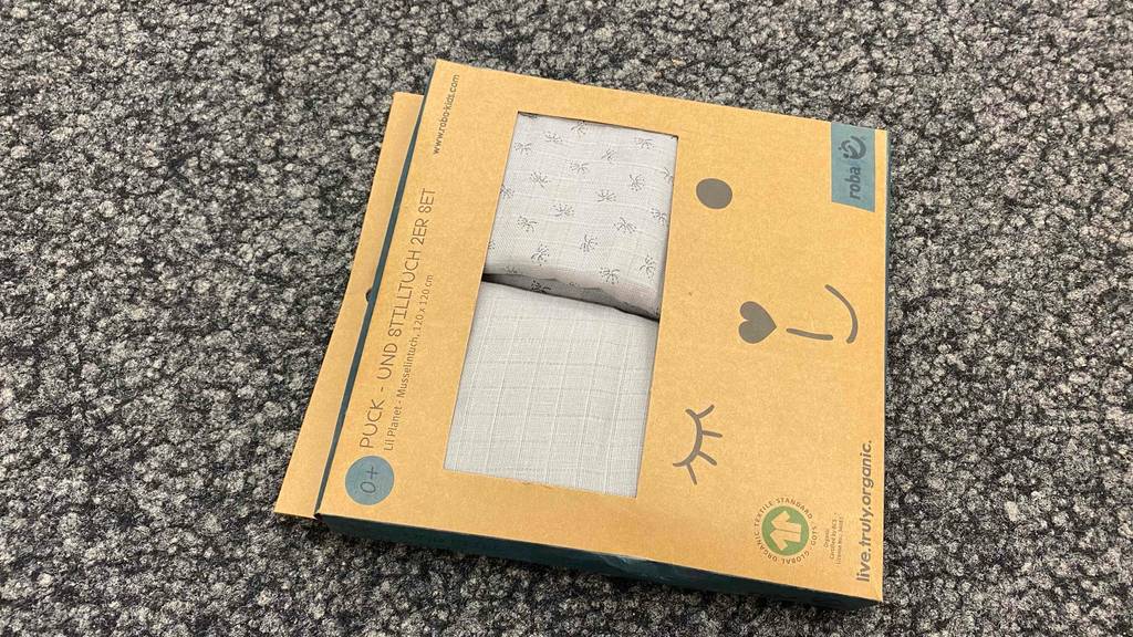 Pucktuch getestet: Eine Packung mit Pucktüchern liegt horizontal auf einem grauen Teppich.