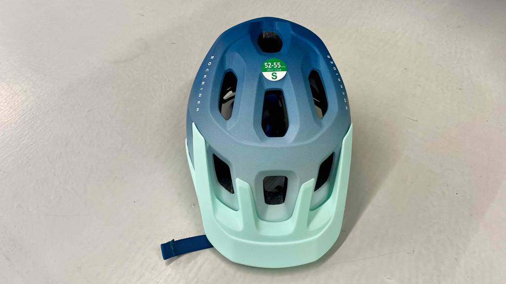 Ein getesteter MTB-Helm von vorne oben auf einer hellen Fläche.