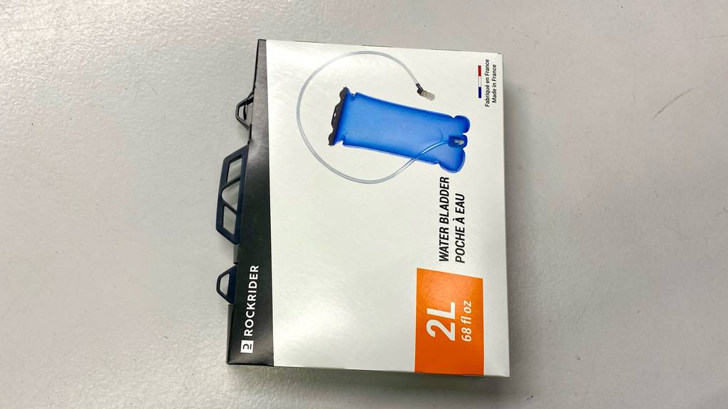 Trinkblase getestet: Auf einer hellen Oberfläche liegt eine verpackte Trinkblase.