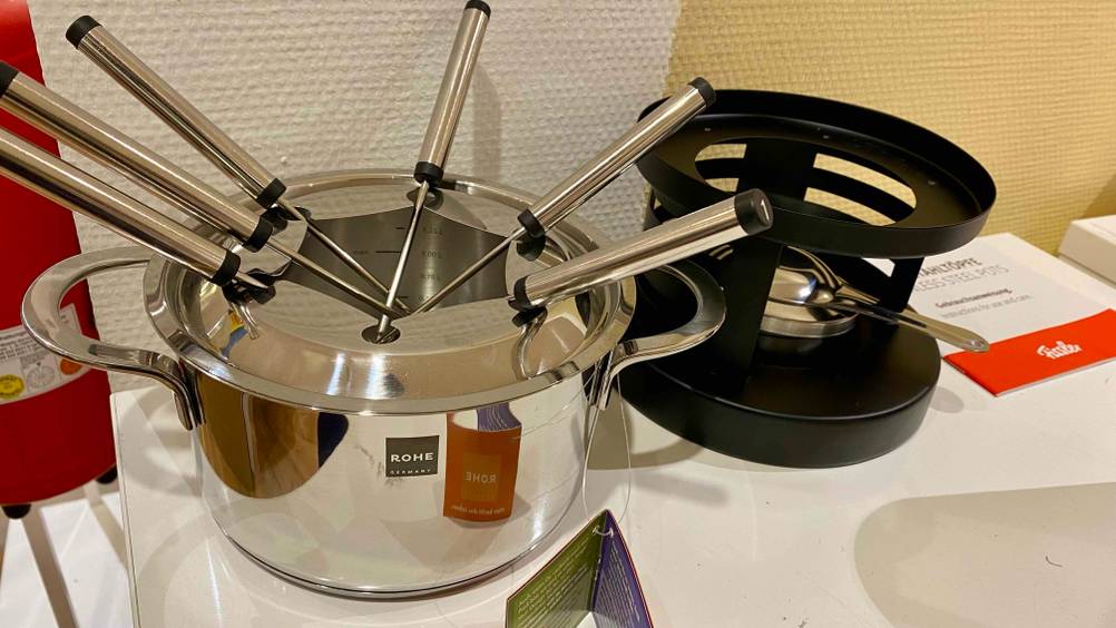 Im Test: Ein Fondue neben dem Stöfchen auf einer hellen Ablage.