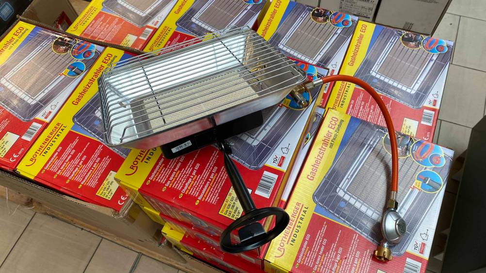 Gasheizstrahler getestet: Ein ausgepackter Gasheizstrahler liegt auf mehreren Verpackten.