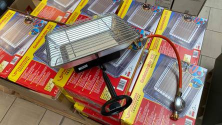 Gasheizstrahler getestet: Ein ausgepackter Gasheizstrahler liegt auf mehreren Verpackten.