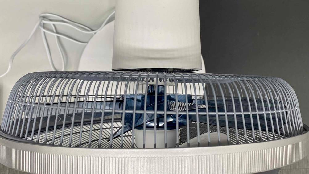 Tischventilator mit Fernbedienung getestet: Detailaufnahme von oben auf den Rotor.