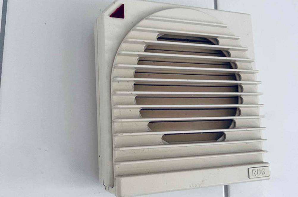 An einer Badezimmerwand ist ein getesteter Badlüfter montiert.