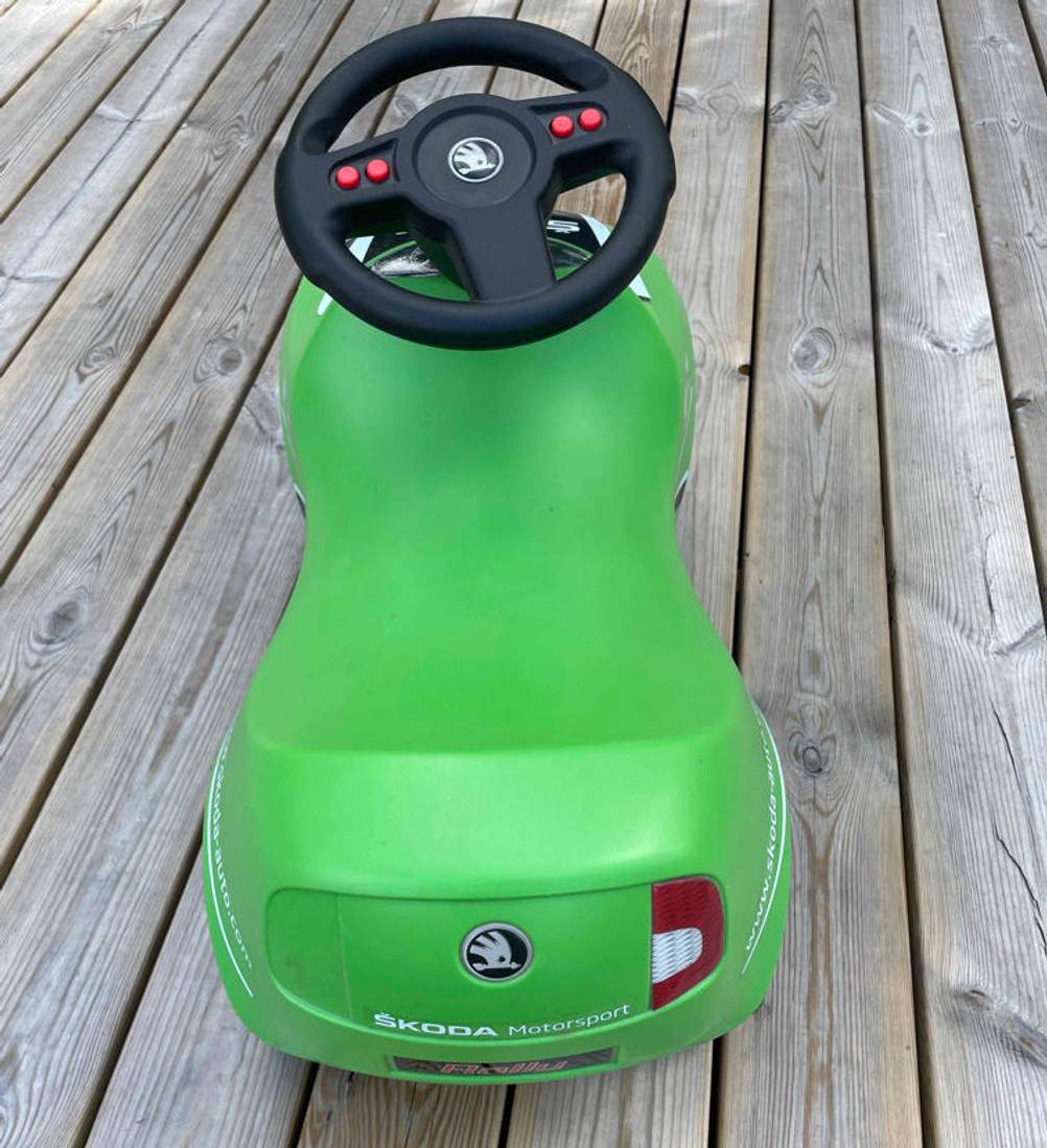 Rutschauto-Test: Heckpartie eines grünen Rutschautos.