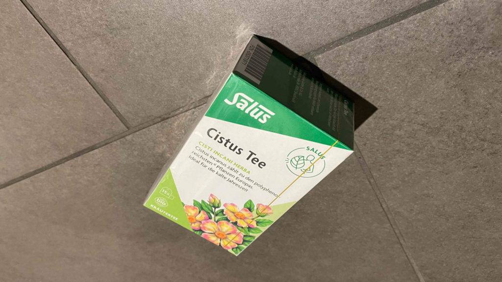 Cistus-Tee im Test auf dem Boden – original verschlossene Packung