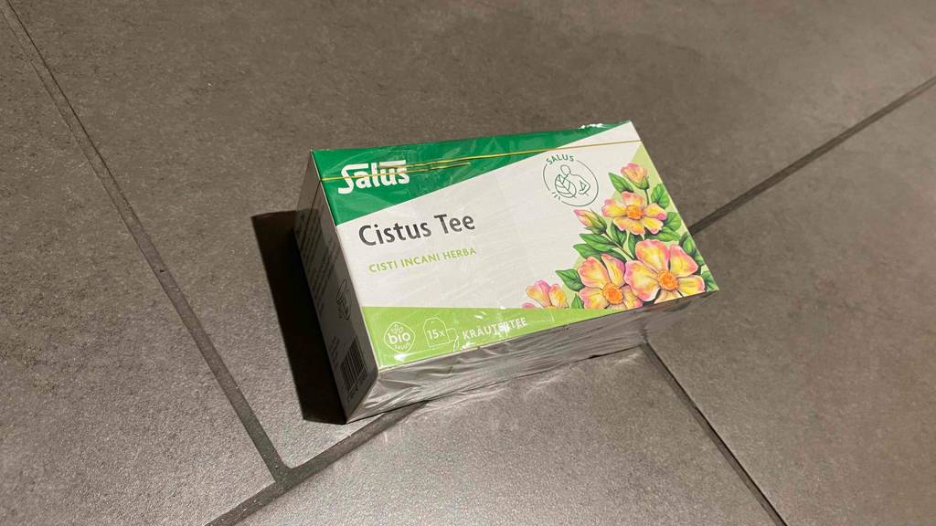 Cistus-Tee getestet: Eine Packung von oben auf einer Fließenoberfläche.