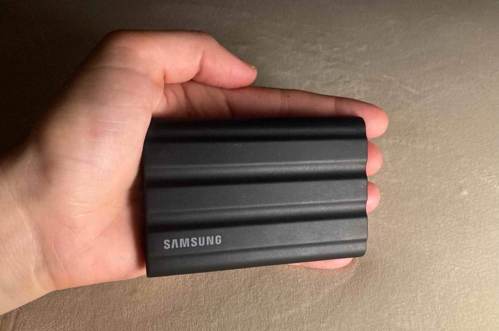 Im Test: In einer Handfläche liegt eine externe Festplatte 2TB.