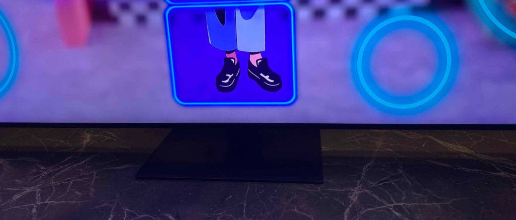 Der getestete Fernseher steht auf einem grauen Untergrund.