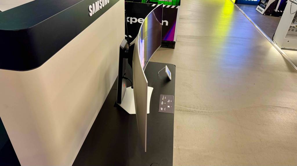 Getestet: Der Samsung-Curved-Monitor mit 49 Zoll von der Seite betrachtet.