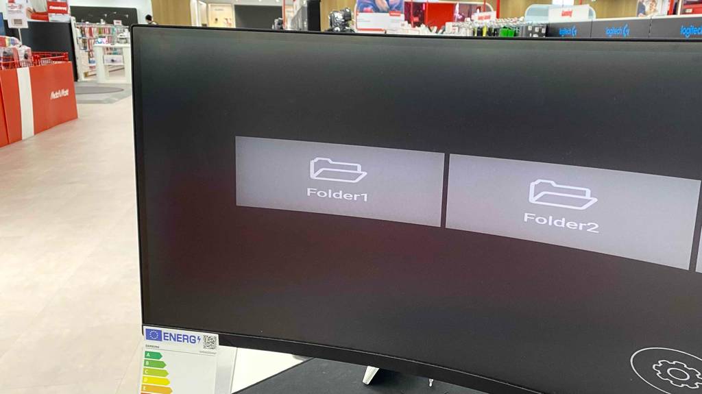 49-Zoll-Curved-Monitor-Test: linker Teil eines Curved-Monitors im Blick mit zwei Folder am Bildschirm ersichtlich.