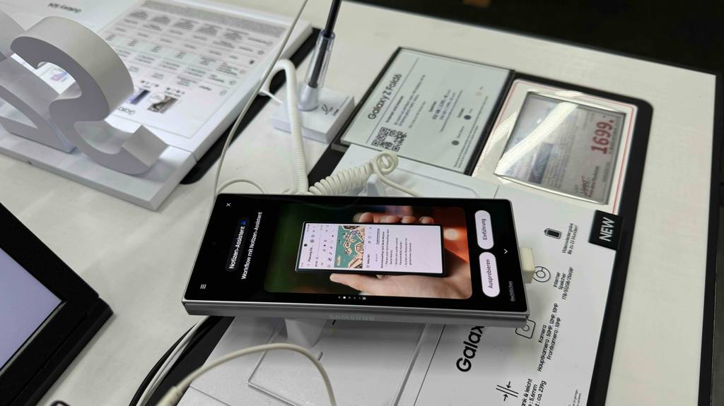 Getestet: Eingeschaltetes Dual-Sim-Handy mit Preisschild daneben ersichtlich.