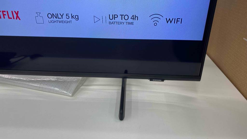 Samsung-Fernseher-43-Zoll-Test: Standfüße von Samsung-Fernseher und Infos zum Fernseher auf dem Bildschirm ersichtlich.