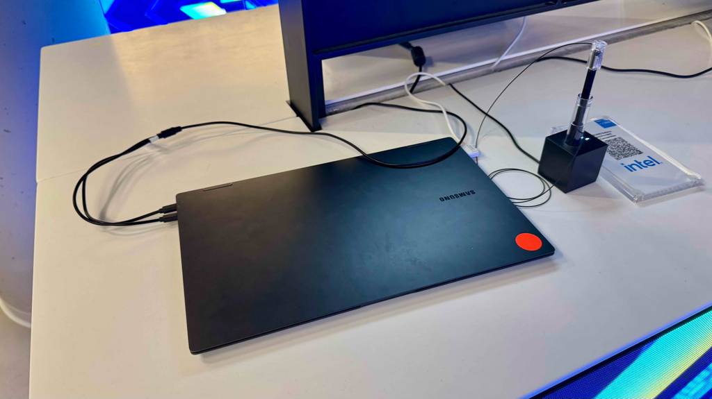 Der getestete Gaming-Laptop-15-Zoll steht auf einem weißen Tisch im Geschäft.