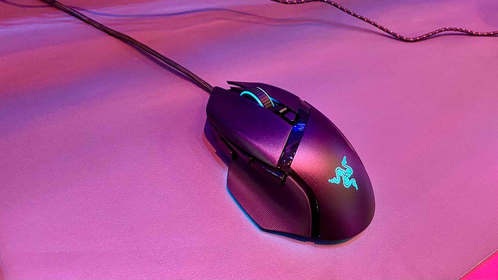 Gaming-Tastatur und -Maus getestet: Gaming Maus seitlich auf heller Oberfläche