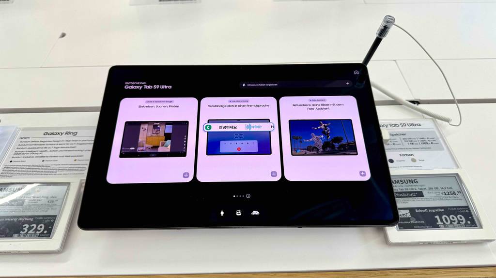 Tablet-Test: Ein eingeschaltetes Modell mit Stift der Marke Samsung liegt neben seinem Preisschild im Verkaufsbereich.