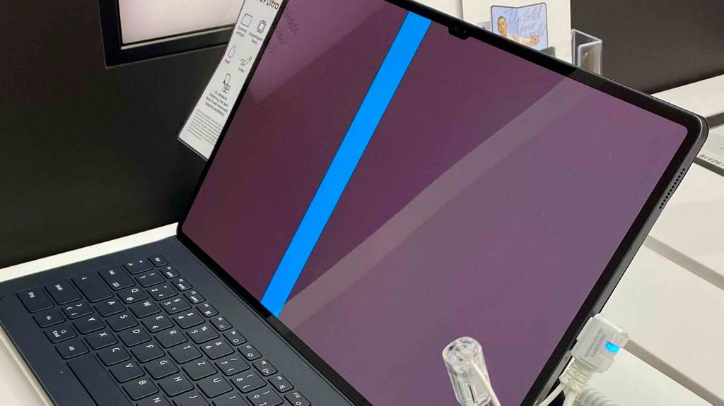 Tablet-mit-Tastatur-Android im Test: Der Bildschirm eines Tablets mit Tastatur im Fokus.