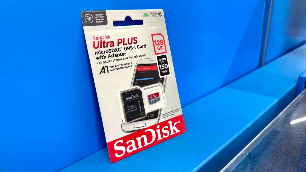 Im Test: Die SDXC (128 GB) Speicherkarte befindet sich innerhalb ihrer Verpackung vor einem blauen Hintergrund.