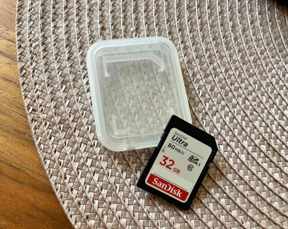 SD-Karte im Test: eine SD-Karte mit 32 GB liegt neben der Aufbewahrungshülle.
