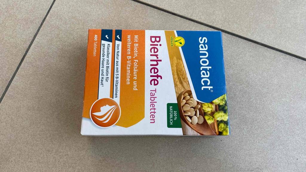 Bierhefe-Tabletten-Test: Verpackung von der Seite liegend auf einem Boden der Bierhefe-Tabletten der Marke Sanotact.