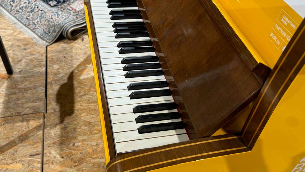 Halb ausgefahrene Abdeckung eines getesteten Stage-Pianos.