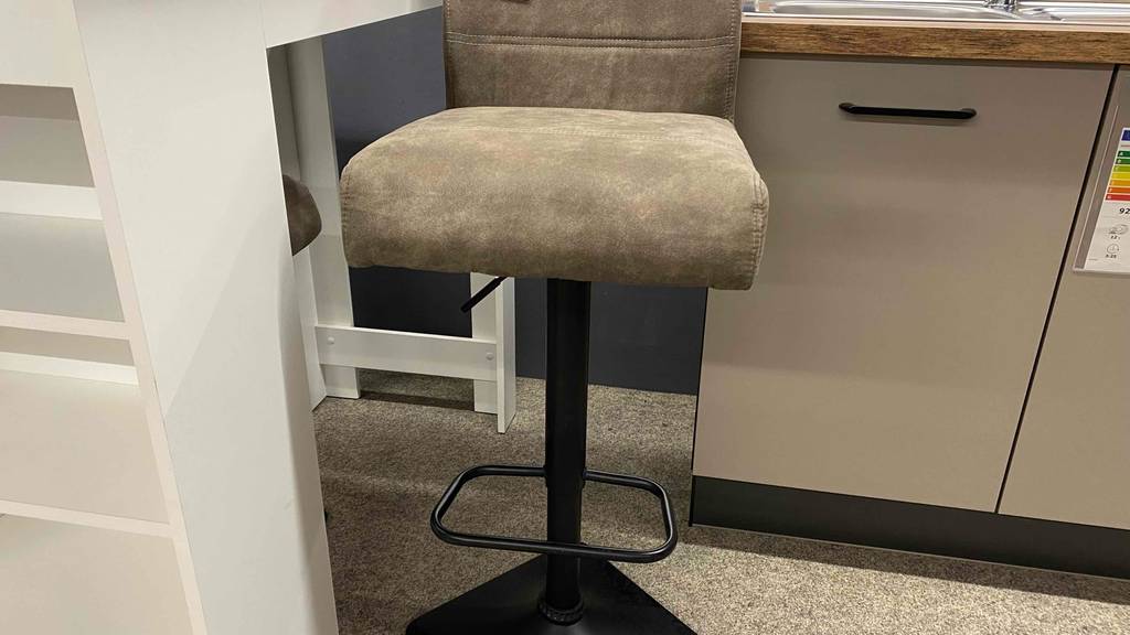 Barhocker-Test: Nahaufnahme Sitzfläche und Stuhlfuß.