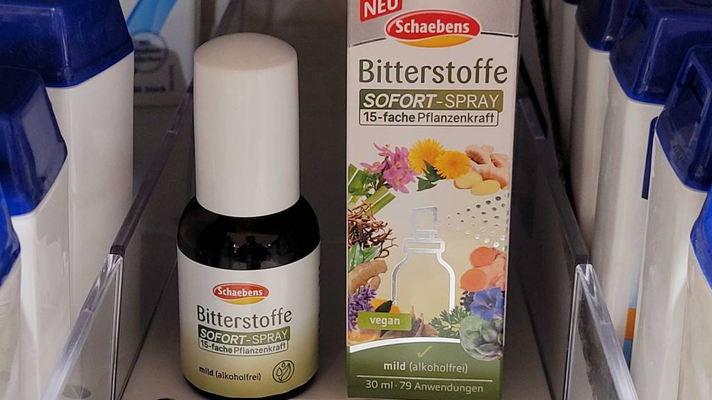 Bitterstoffe-Test: Verpackung eines Bitterstoffes und Fläschchen daneben in einem Regal stehend.