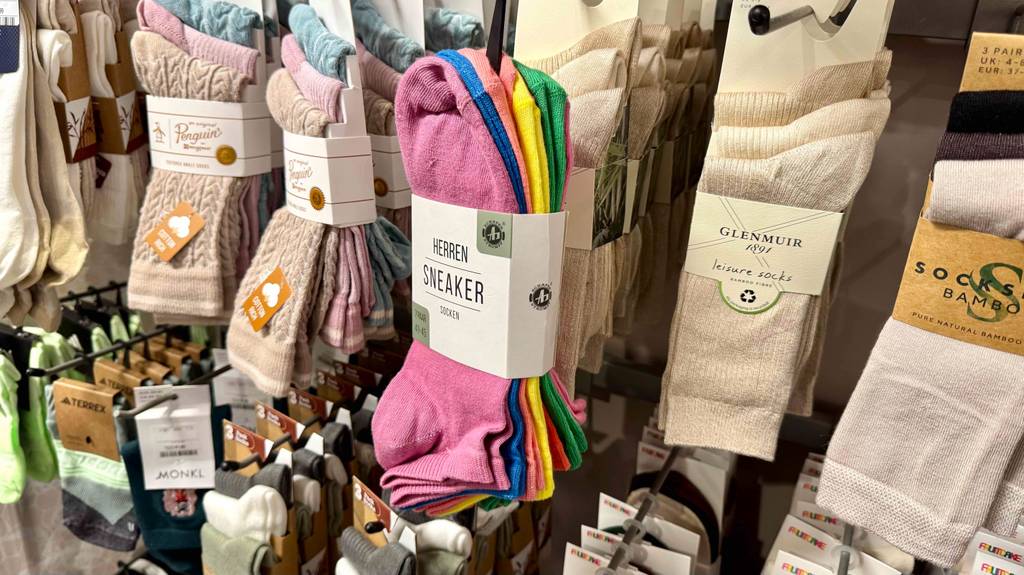 Getestet: Bunte-Socken hängen auf einem Haken in einem Geschäft.