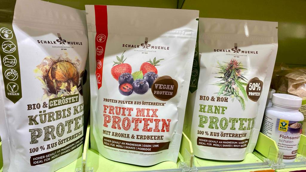 Fruchtpulver getestet: ein Fruchtpulver steht neben anderen Produkten in einem Regal.
